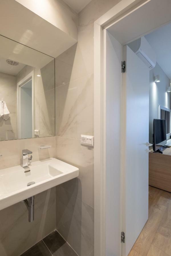 Vitosha Blvd Luxury 2-Bedroom, 2-Bathroom With Balcony Sofia Exterior photo